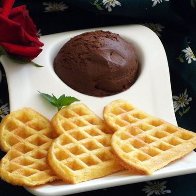 Вафли с шариком шоколадного мороженого
