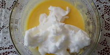 вафли с шариком шоколадного мороженого