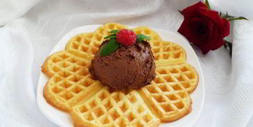 вафли с шариком шоколадного мороженого