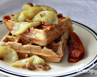 Вафли с яблоками и орехами