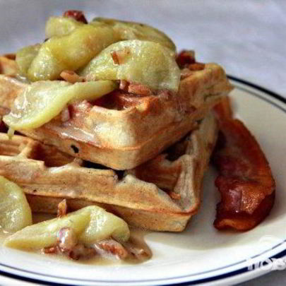 Вафли с яблоками и орехами