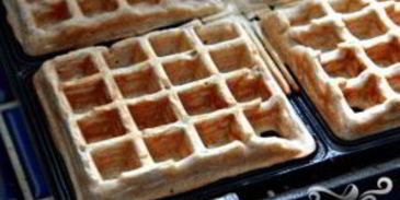 вафли с яблоками и орехами