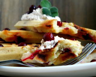 Венские вафли с брусникой на кукурузной муке