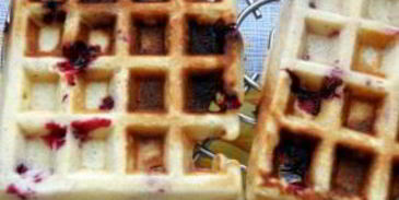 венские вафли с брусникой на кукурузной муке