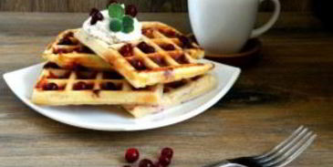 венские вафли с брусникой на кукурузной муке