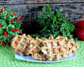 Закусочные сырные вафли с болгарским перцем и зеленью