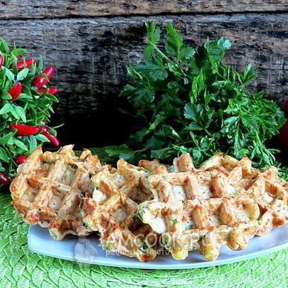 Закусочные сырные вафли с болгарским перцем и зеленью