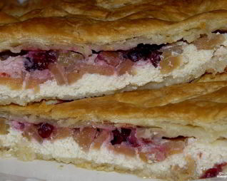 Выпечка из слоеного дрожжевого теста с творогом