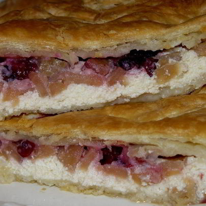 Выпечка из слоеного дрожжевого теста с творогом