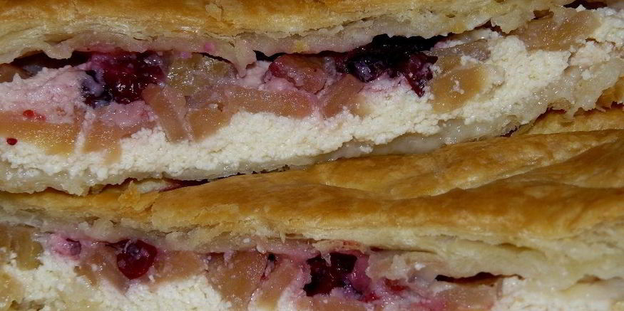 Рецепт выпечки из слоеного дрожжевого теста с творогом