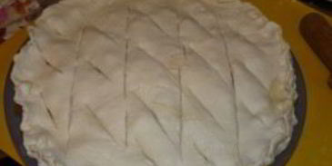 выпечка из слоеного дрожжевого теста с творогом