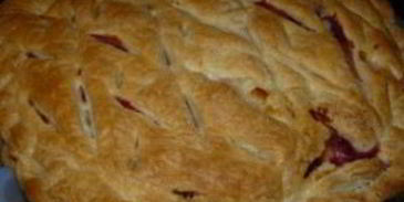 выпечка из слоеного дрожжевого теста с творогом