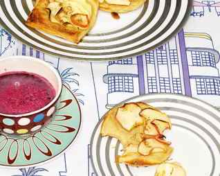 Яблочные слойки с изюмом