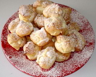 Пирожные эклеры с заварным кремом