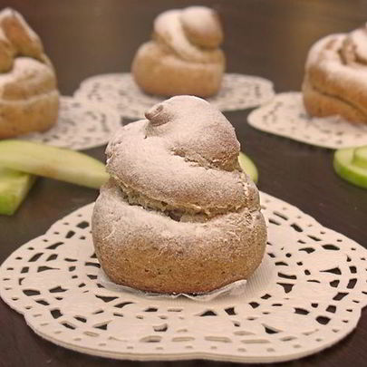 Профитроли из льняной муки с яблочно-карамельным муссом