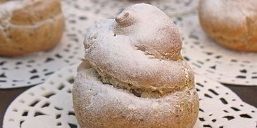 профитроли из льняной муки с яблочно-карамельным муссом