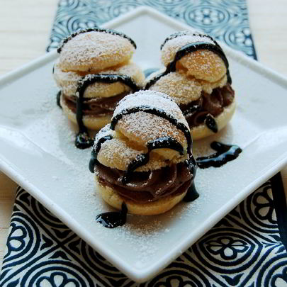 Профитроли с ромовой начинкой