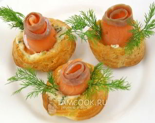 Профитроли с сырной начинкой и форелью