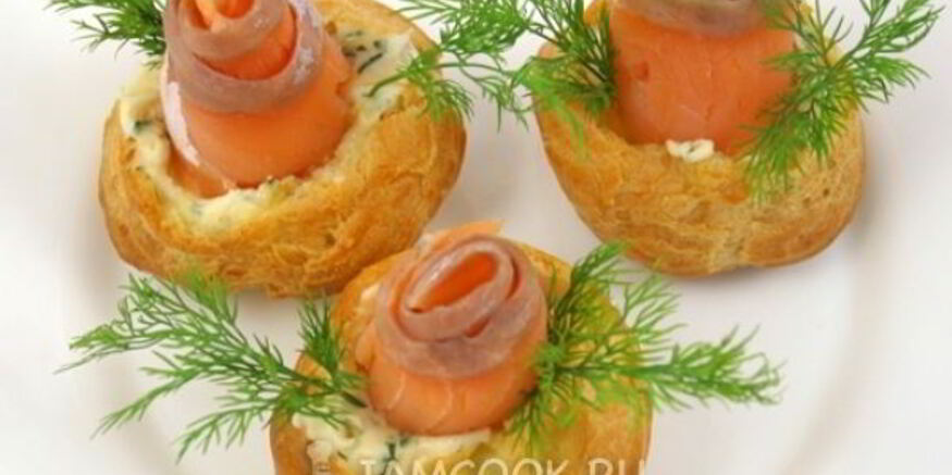 Рецепт профитролей с сырной начинкой и форелью