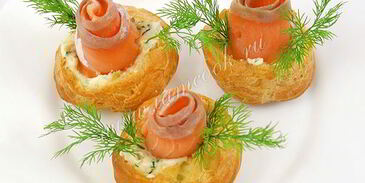 профитроли с сырной начинкой и форелью