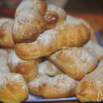 Эклеры со взбитыми сливками и сгущенкой