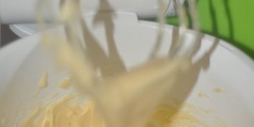 эклеры со взбитыми сливками и сгущенкой