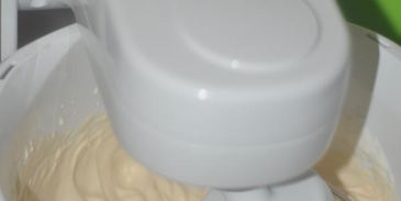 эклеры со взбитыми сливками и сгущенкой