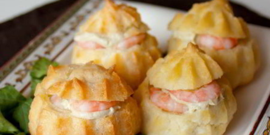 Рецепт закусочных профитролей со сливочным кремом и креветками