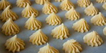 закусочные профитроли со сливочным кремом и креветками