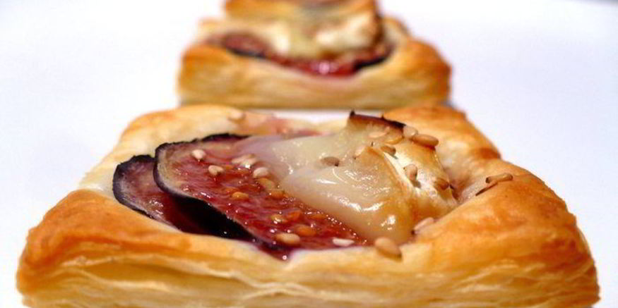 Рецепт закусочных слоек с инжиром и камамбером