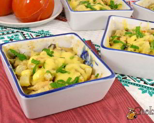 Картофельная запеканка с курицей, грибами и сыром в микроволновке