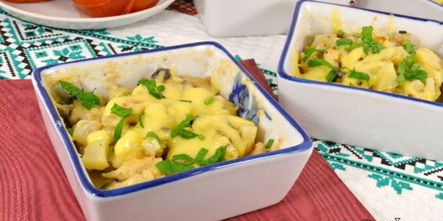 Рецепт картофельной запеканки с курицей, грибами и сыром в микроволновке