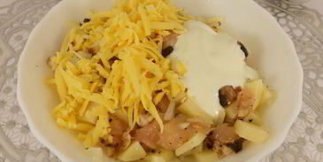 картофельная запеканка с курицей, грибами и сыром в микроволновке