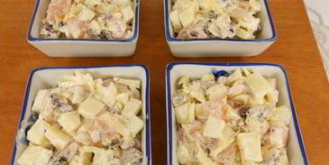 картофельная запеканка с курицей, грибами и сыром в микроволновке