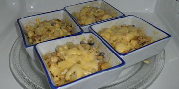 картофельная запеканка с курицей, грибами и сыром в микроволновке