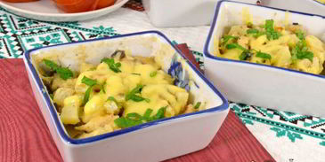 картофельная запеканка с курицей, грибами и сыром в микроволновке