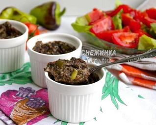 Порционные грибные запеканки с томатами, стручковой фасолью и сыром Джюгас