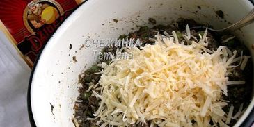 порционные грибные запеканки с томатами, стручковой фасолью и сыром джюгас