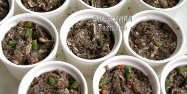 порционные грибные запеканки с томатами, стручковой фасолью и сыром джюгас