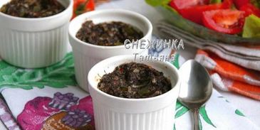 порционные грибные запеканки с томатами, стручковой фасолью и сыром джюгас