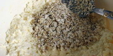 творожная запеканка с овсяными хлопьями и вишней