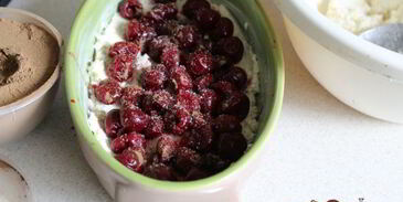 творожная запеканка с овсяными хлопьями и вишней