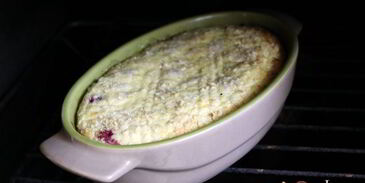 творожная запеканка с овсяными хлопьями и вишней