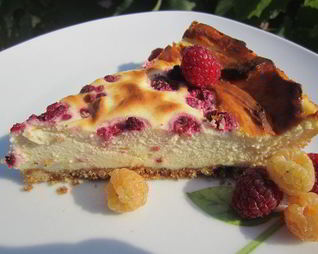 Творожно-ягодная запеканка