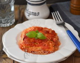 Запеканка из цукини с томатным соусом