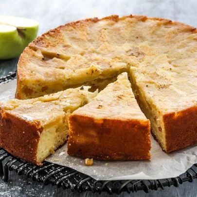 Запеканка из творога с яблоками и изюмом