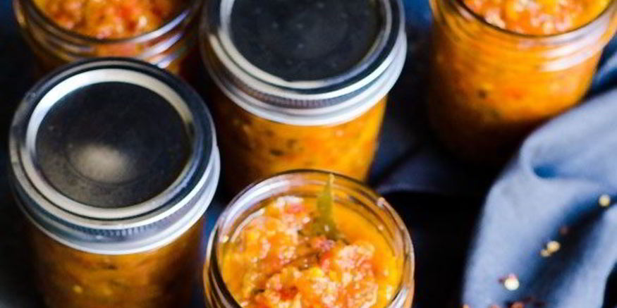 Рецепт аджики из помидоров, перца и яблок на зиму