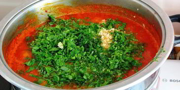 ароматная аджика со сливами и травами