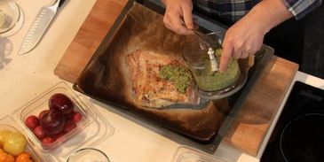 хрустящий свиной бок с желтой аджикой