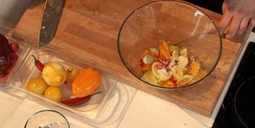 хрустящий свиной бок с желтой аджикой